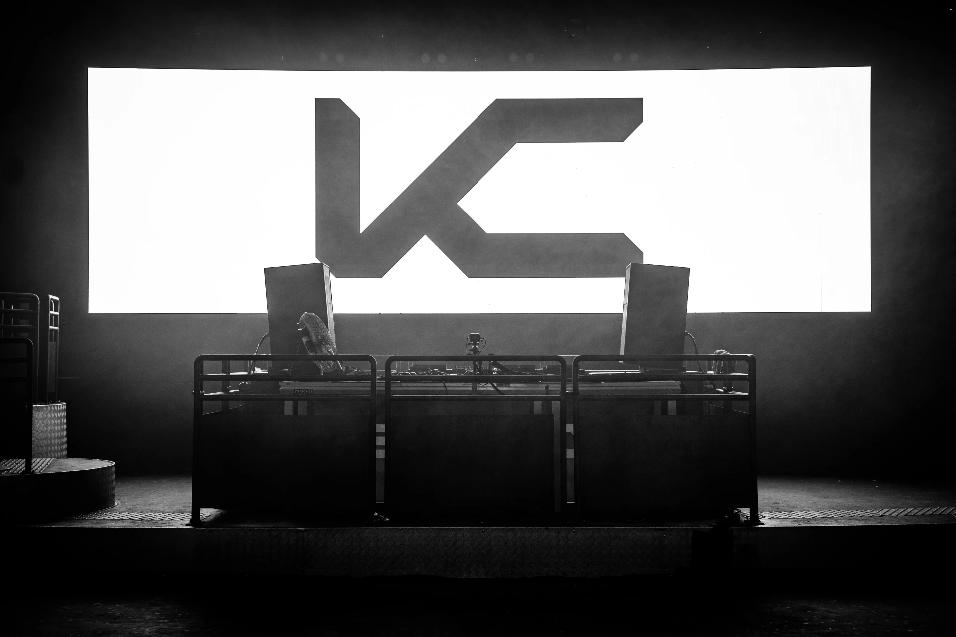 Scène de KODZ Club avec le logo K sur le grand écran