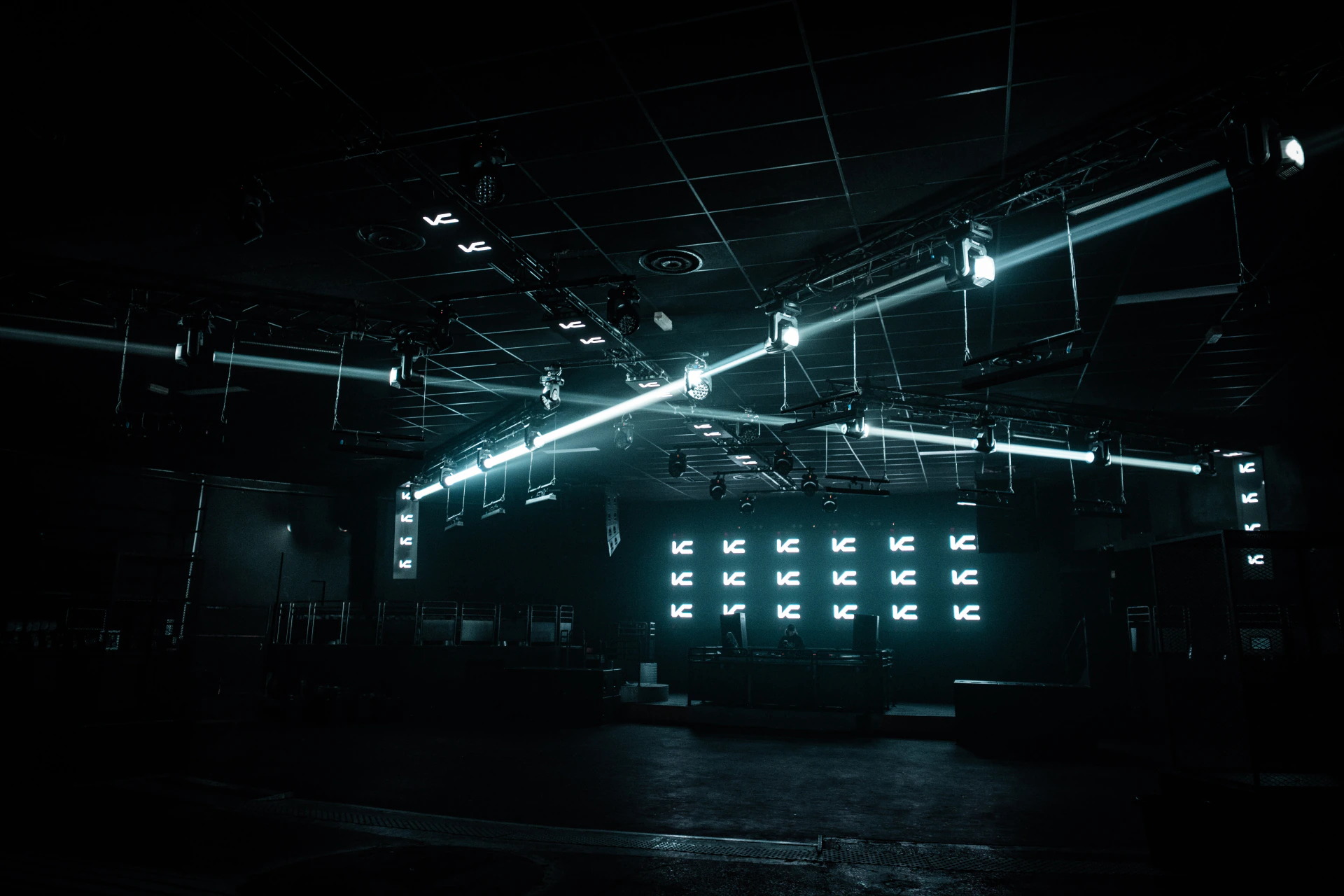 Salle de KODZ Club avec faisceaux lumineux et écrans