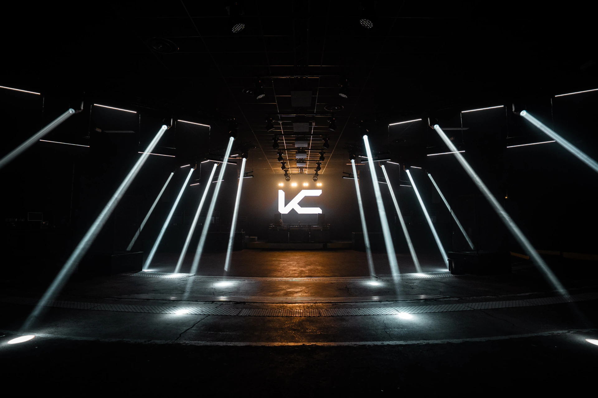 Faisceaux lumineux au-dessus de la piste de KODZ Club