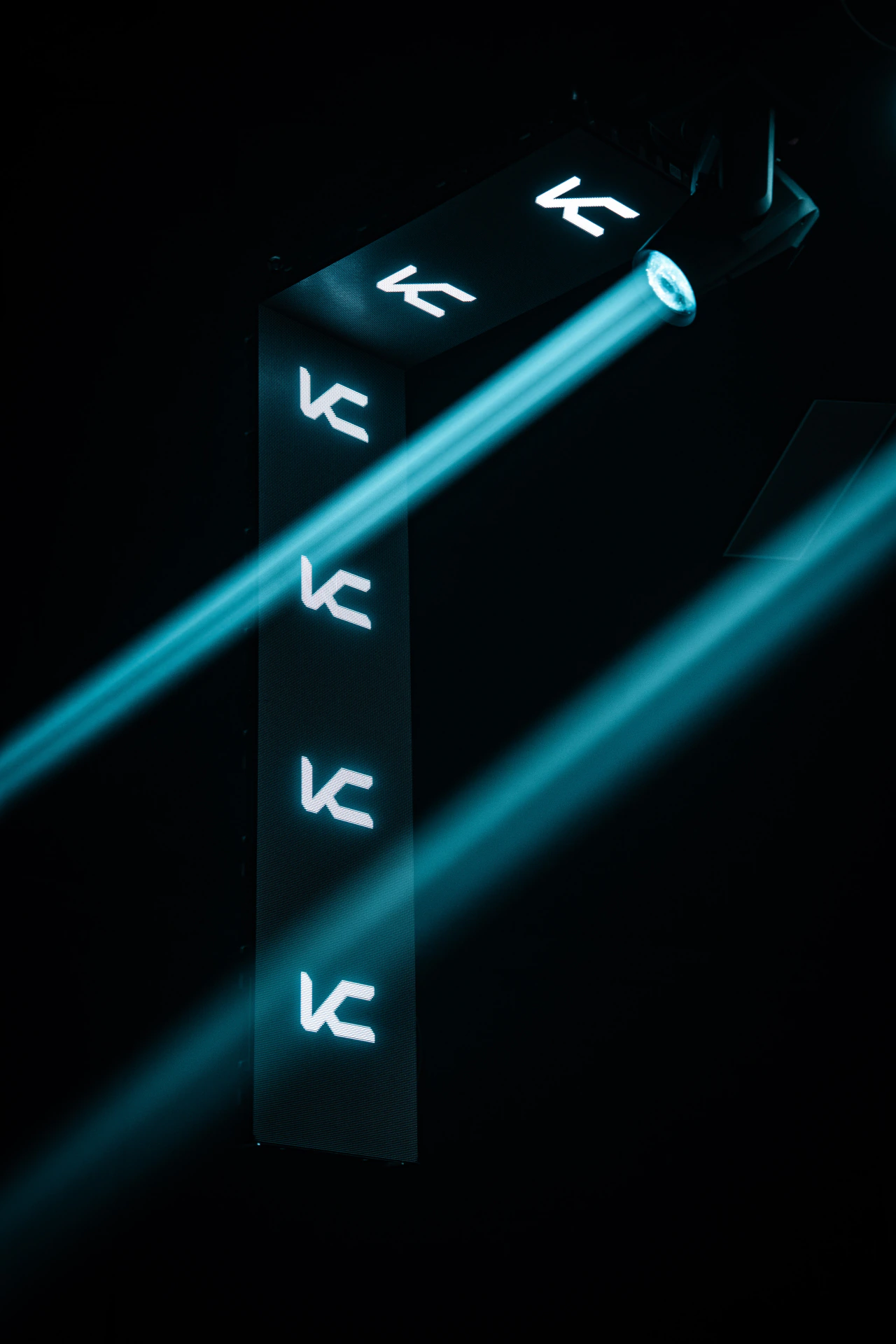Colonne lumineuse portant les logos K de KODZ Club