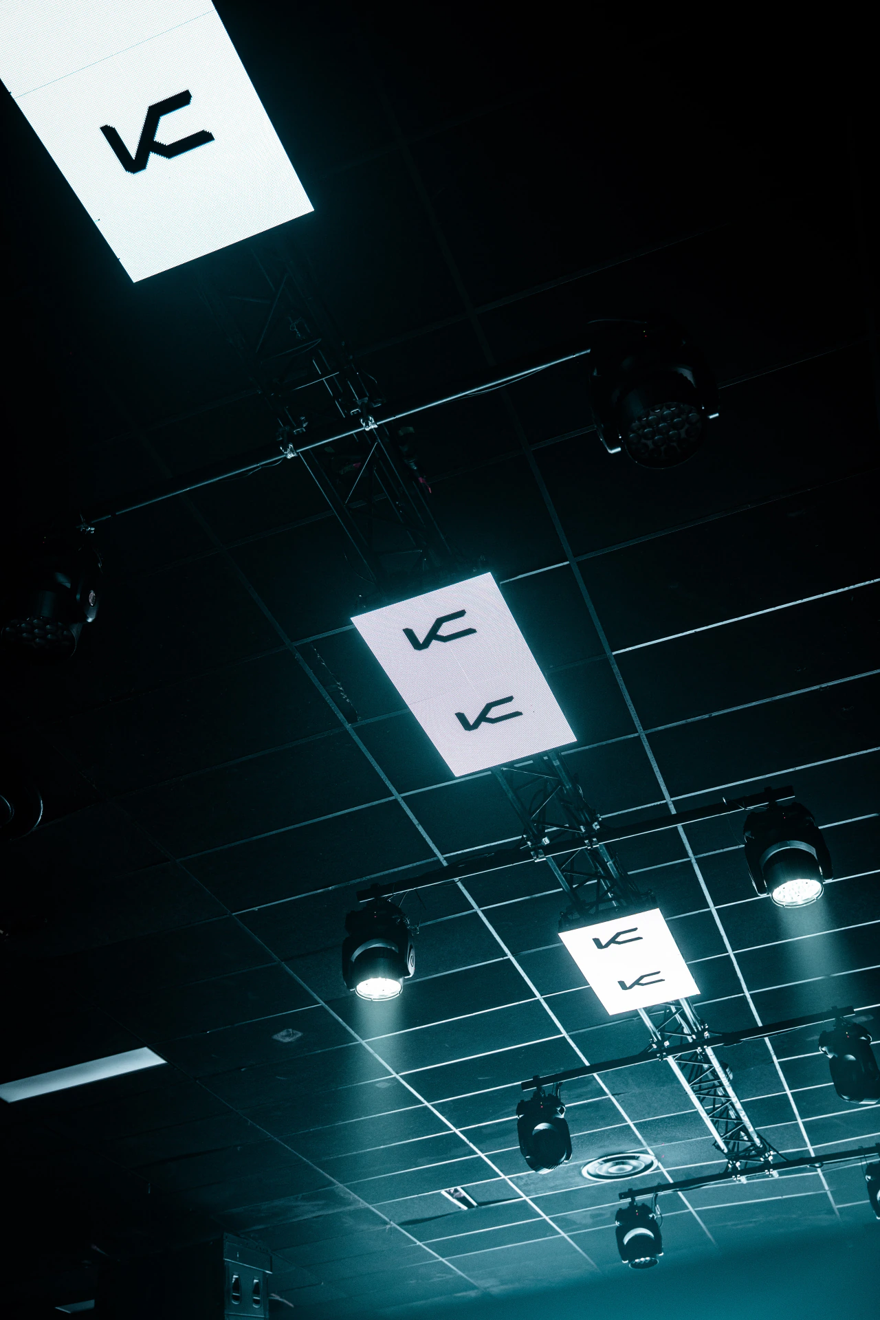 Écrans suspendus affichant le logo K au-dessus de la salle KODZ
